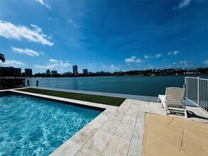 Building Photo - 960 Bay Dr