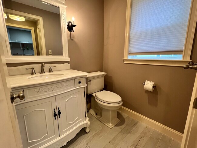 Building Photo - 18 Gilmore St