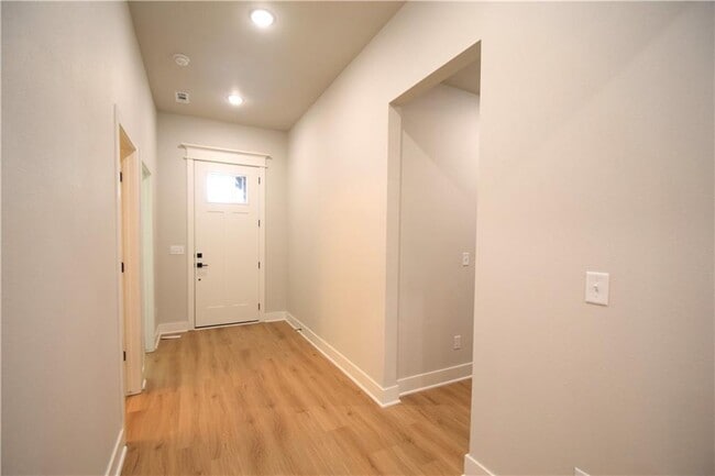 Building Photo - 3806 SW Pinecrest Dr