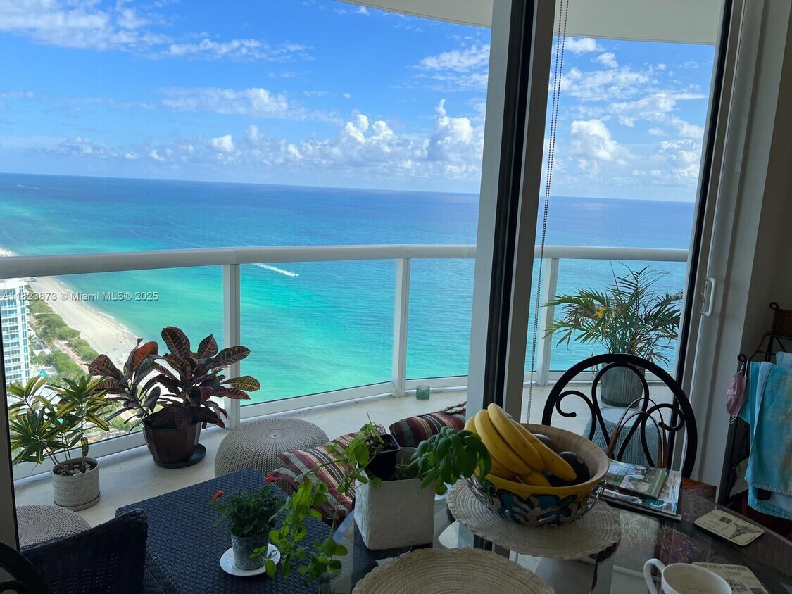 Foto principal - 6365 Collins Ave