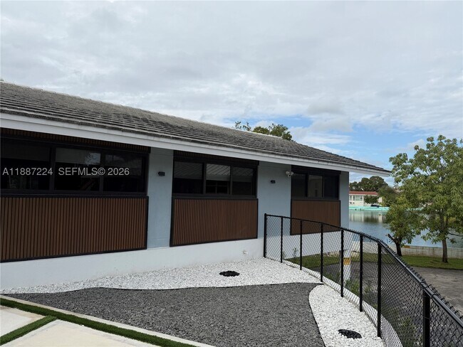 Foto del edificio - 425 NE 103rd St