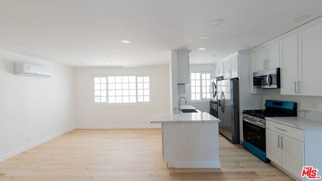 Building Photo - 835 S Sherbourne Dr
