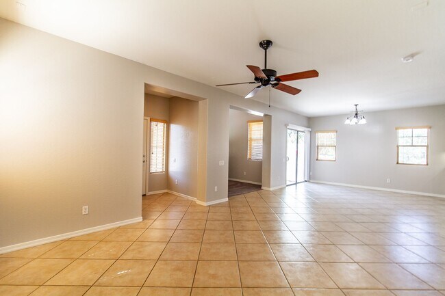 Building Photo - Check Out This Bright & Cheery Home