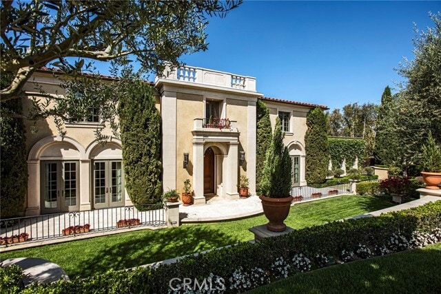 Building Photo - 10 Fairway