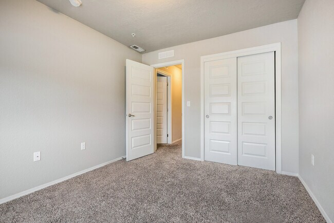 Building Photo - 904 N Maple Grove Rd
