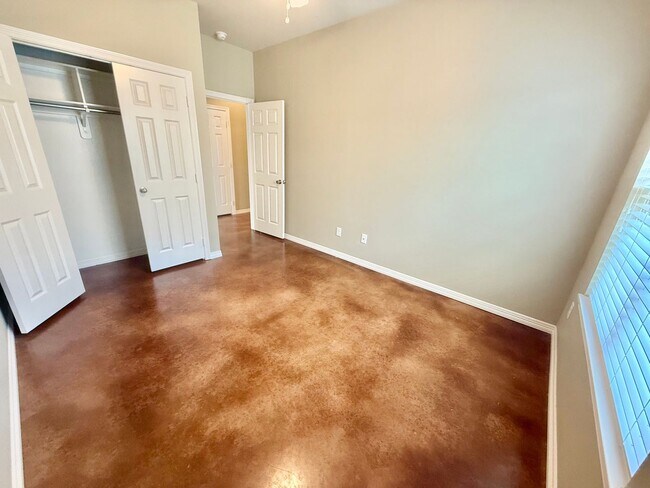 Foto del edificio - Spacious 3-bed/2-bath with Garage!