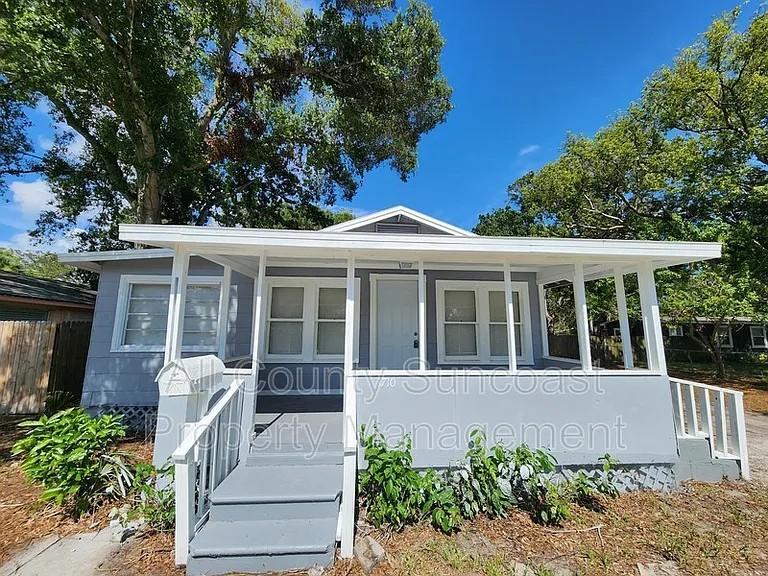 Foto principal - 4.0 bedroom in Saint Petersburg Florida 33711
