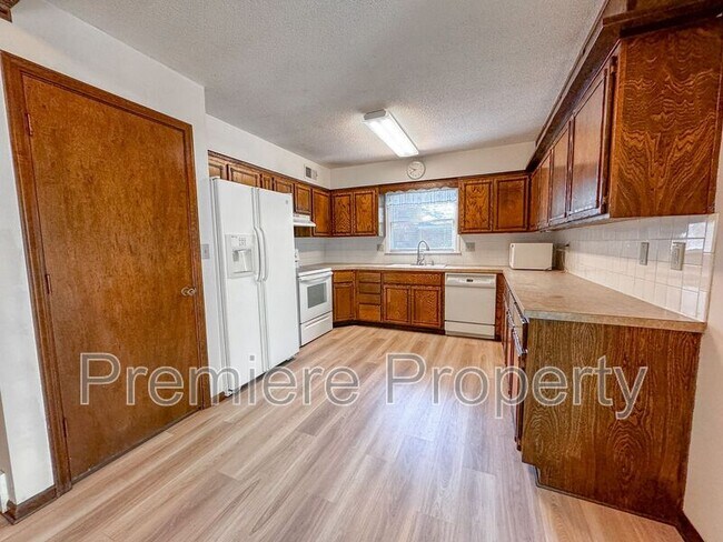 Building Photo - 1423 E Willow Dr