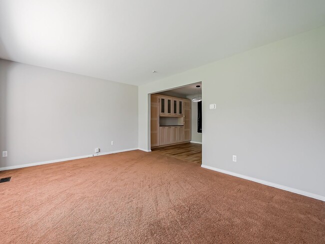 Building Photo - Comfort & Convenience in the Heart of Livonia