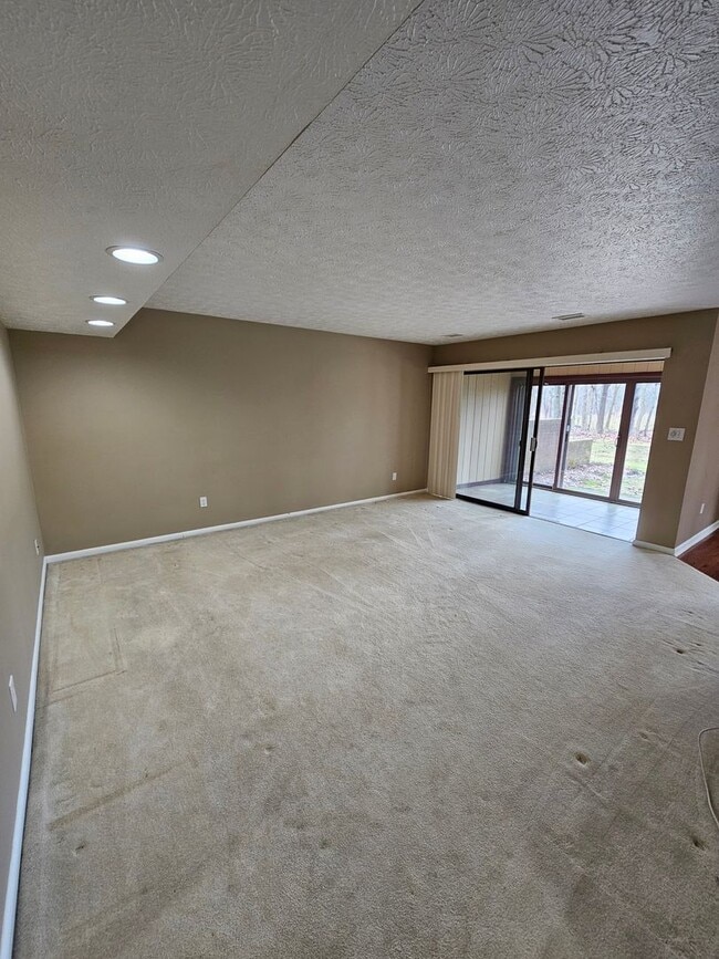 Building Photo - Beautiful 2 Bedroom Juniper Hills Condo For Rent