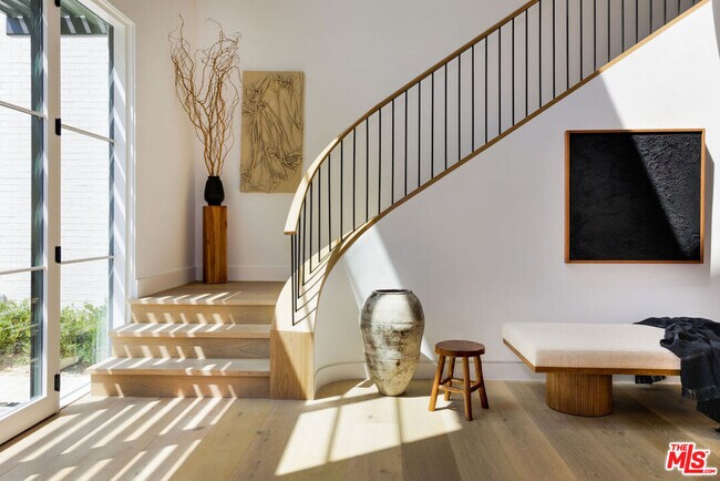 Building Photo - 2100 San Ysidro Dr