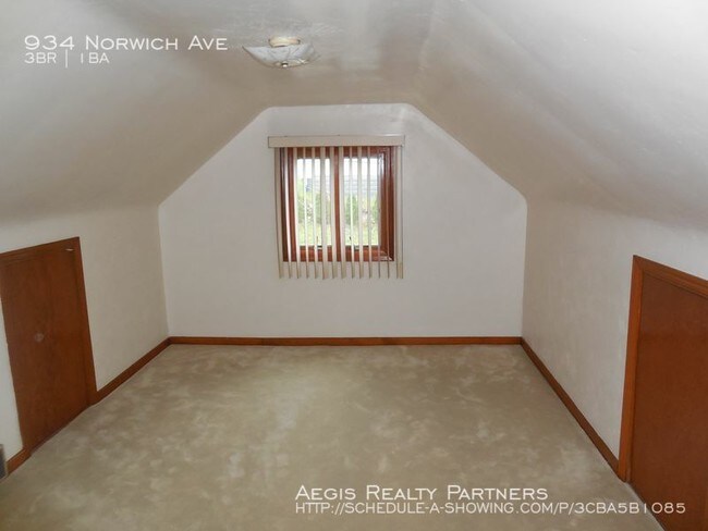Building Photo - 934 Norwich Ave