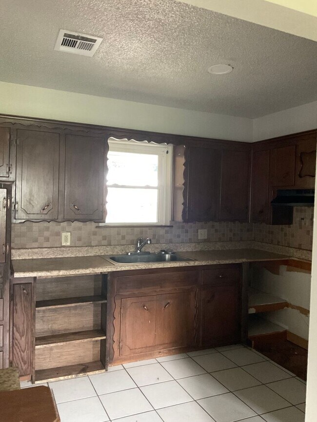 Building Photo - 2B/1.5B Home in a quiet Del City Suburb