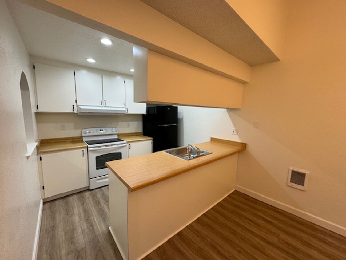 Primary Photo - Beautiful 3 Bedroom, 1.5 Bath Townhome Ava...
