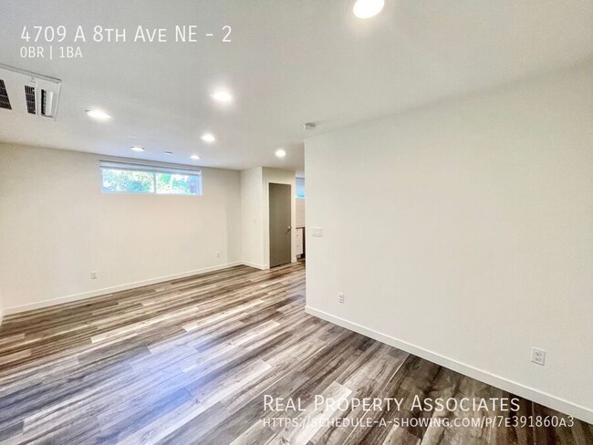 Building Photo - Modern Townhome with ROOMS Available in Un...