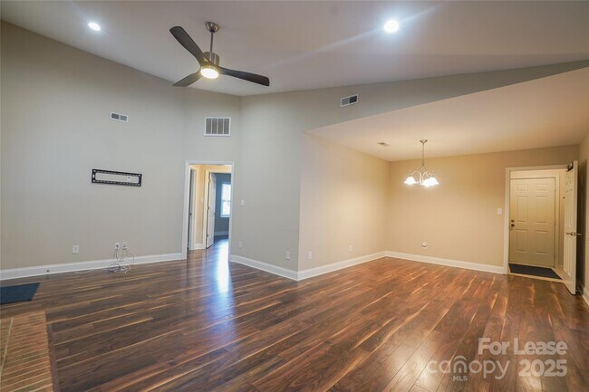 Foto del edificio - 2434 Dryden Ln