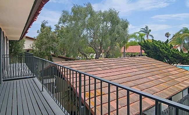 Foto del edificio - 4052 Loma Riviera Cir