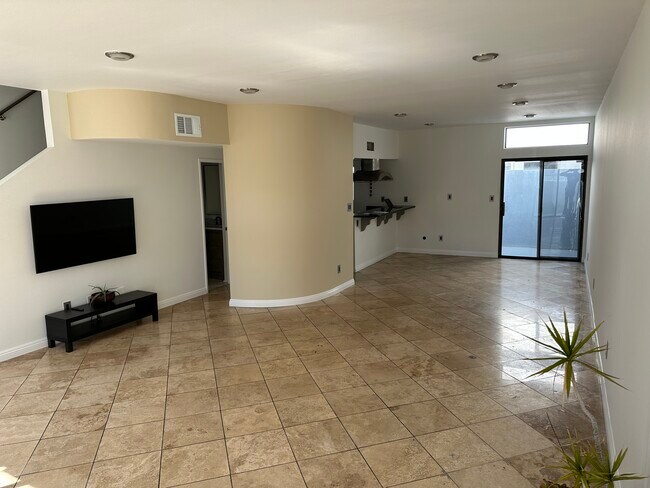 Family room - 3917 Huron Ave