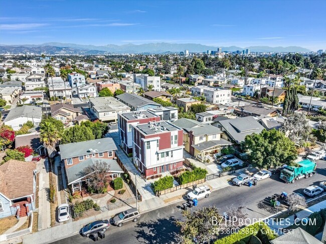 Foto del edificio - Gorgeous Modern Townhouse In Prime Mid-City