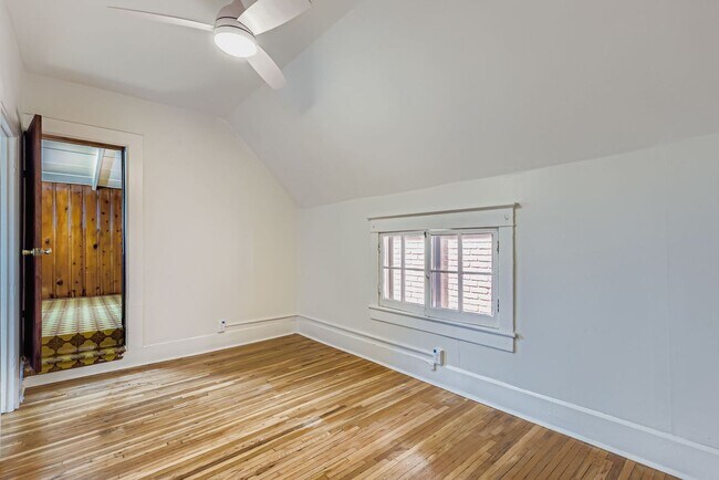 Foto del edificio - Charming Upper-Level 2 bed 1 bath Unit in ...