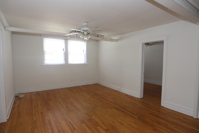 Building Photo - 1424 W Addison St