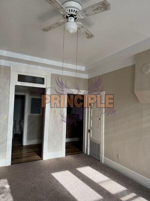 Foto del edificio - 214 E 3rd St