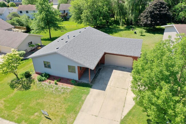Building Photo - 624 Meadow Run Dr SW