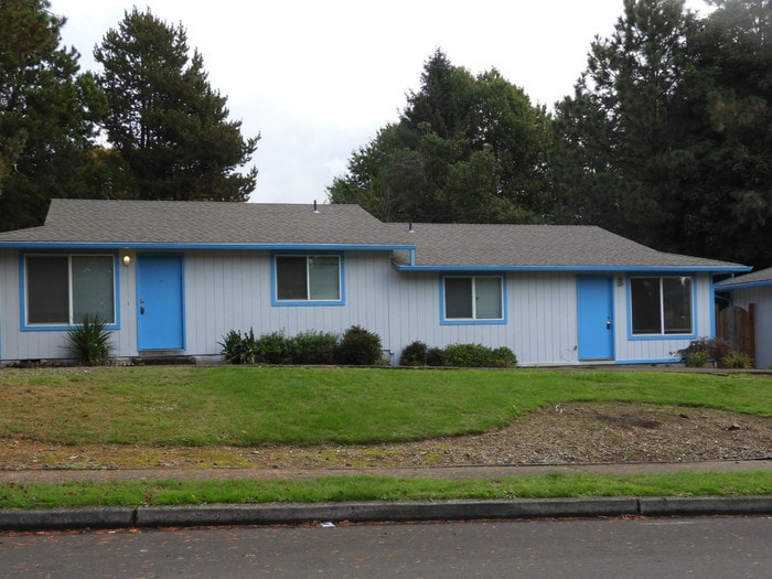 Primary Photo - Troutddale Duplex with Yard and Garage