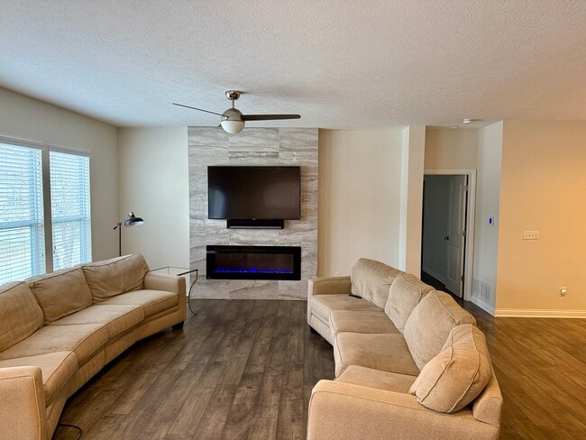 Sala de estar con TV y chimenea - 6120 Jadkins Way