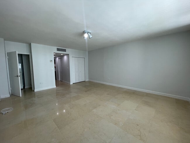 Building Photo - 999 Brickell Bay Dr