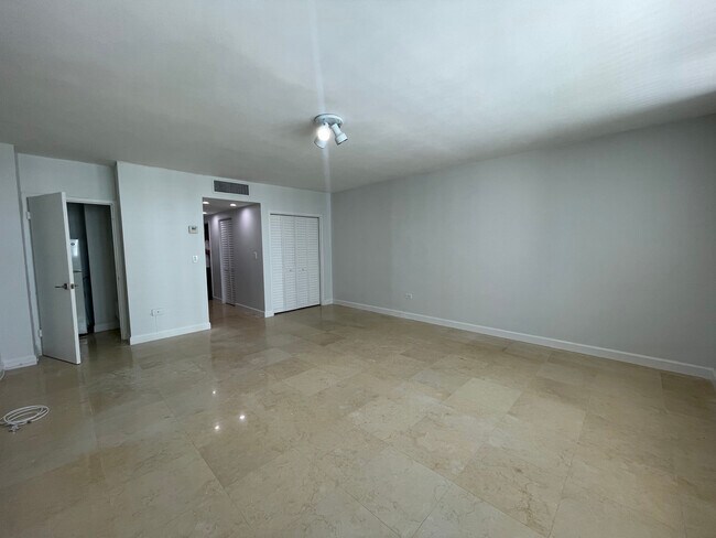 Foto del edificio - 999 Brickell Bay Dr