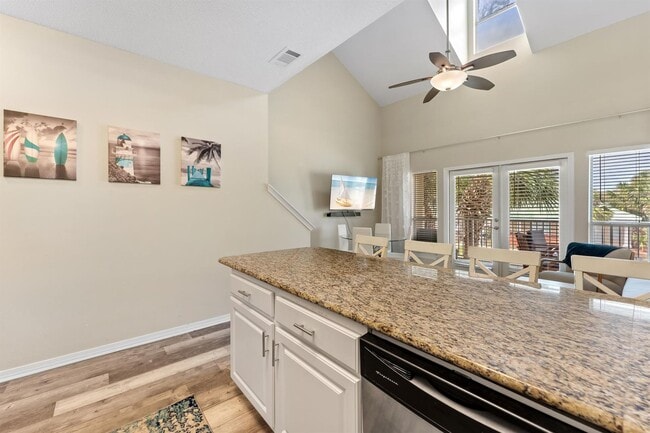 Building Photo - Beautifully furnished 2B/2B condo steps from Gulf of Mexico available for long term lease!