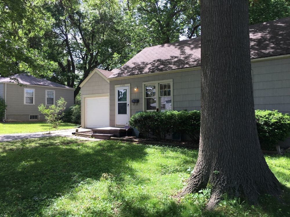 Primary Photo - CUTE HOUSE IN INDEPENDENCE