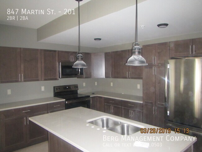 Building Photo - Large Two Bedroom Two Bath