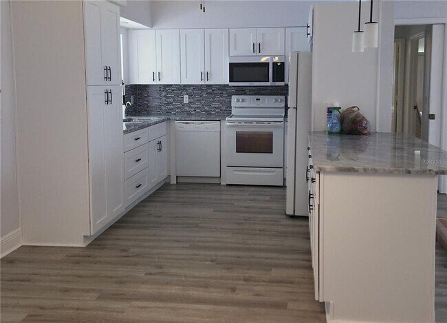 Foto del edificio - 26270 Explorer Rd