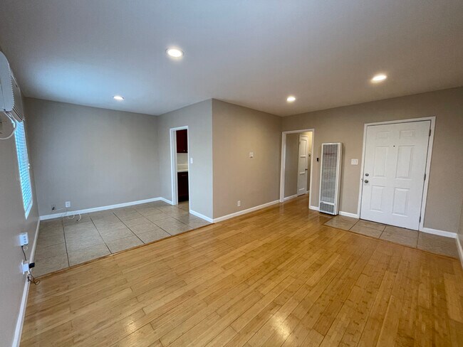 Building Photo - 5624 Satsuma Ave