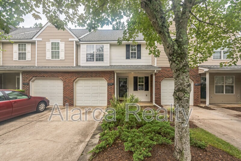 Foto principal - 8787 Robinson Forest Dr