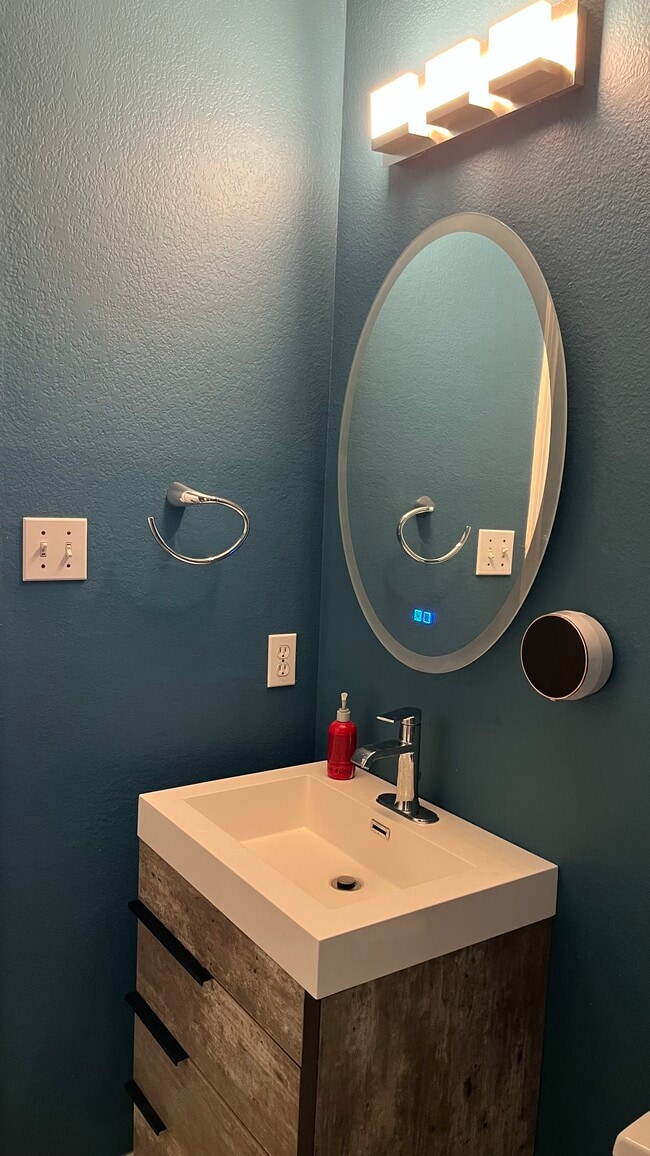 Foto del edificio - 1324 Hillcrest Dr