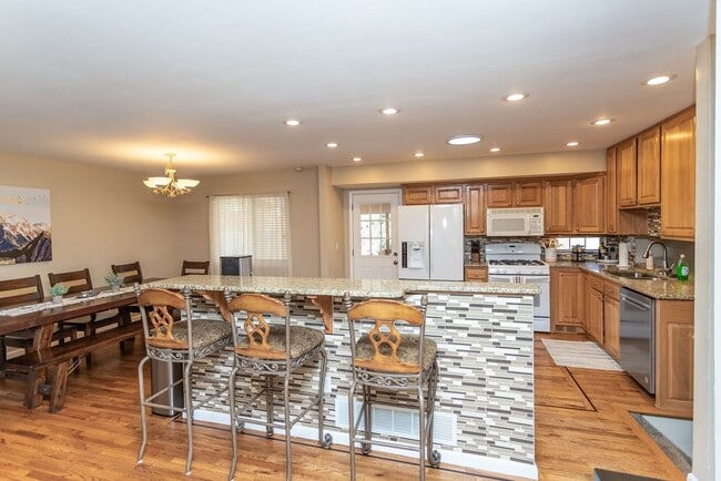 Foto del edificio - BEAUTIFUL 4BD SPLIT-LEVEL HOME in VILLA LO...
