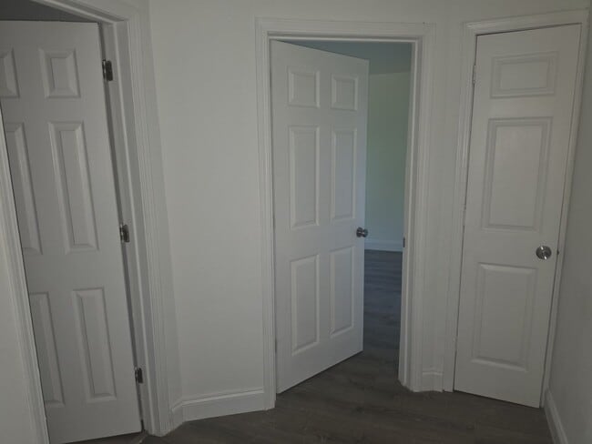 Building Photo - 1 Bedroom Available now!