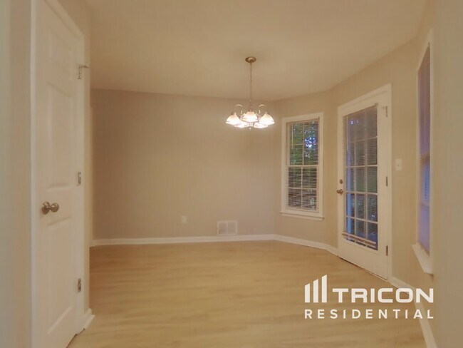 Foto del edificio - 623 Cedarcrest Rd