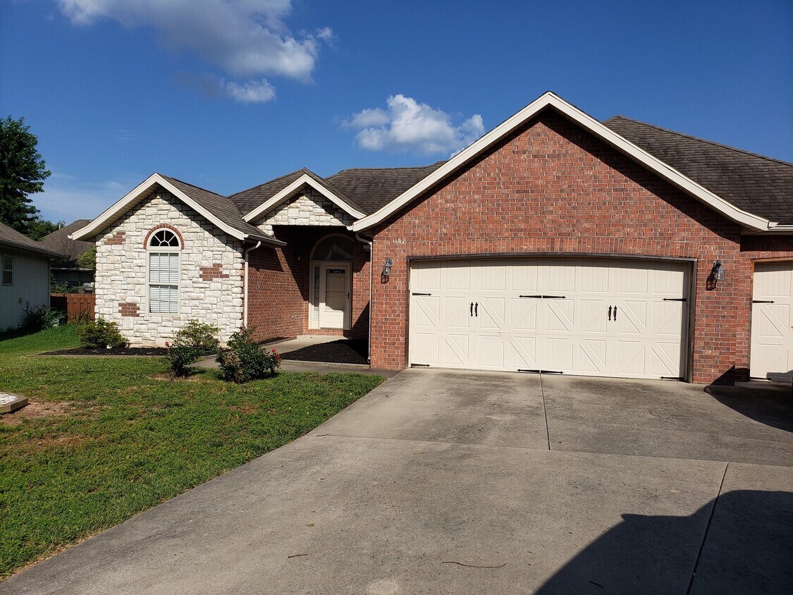 Primary Photo - 3 Car Garage, South East Springfield - Cal...