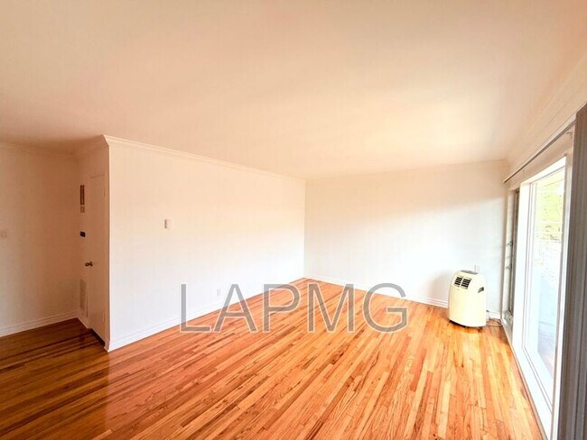 Foto del edificio - 1323 N Bronson Ave