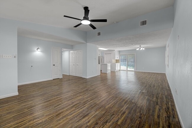 Foto del edificio - 5702 Golden Grove Ln
