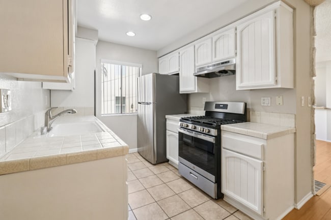 Building Photo - 725 E Providencia Ave