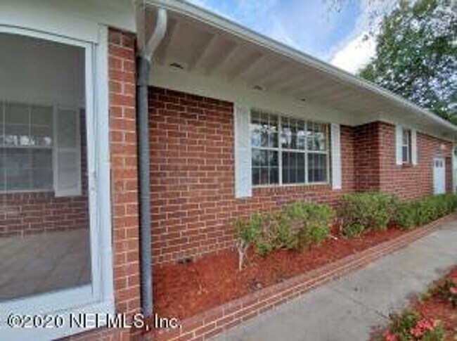 Building Photo - Charming Murray Hill Brick House