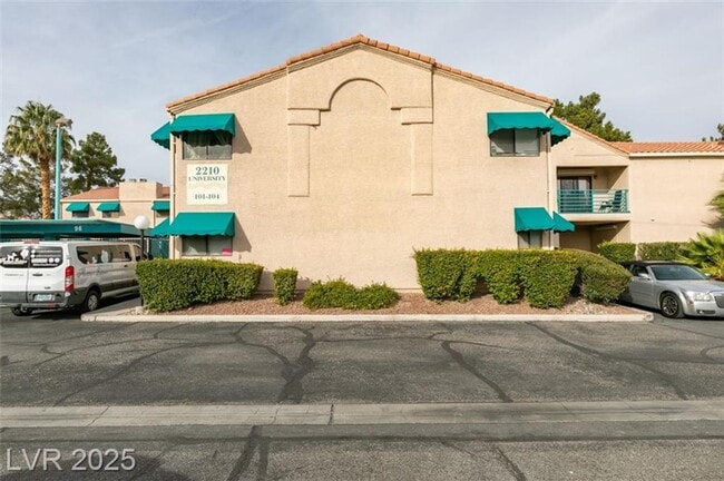 Building Photo - LOCATED IN GATED COMMUNITY JUST MINUTES FR...