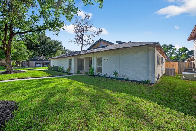 Foto del edificio - 3006 Golden Hills Ln