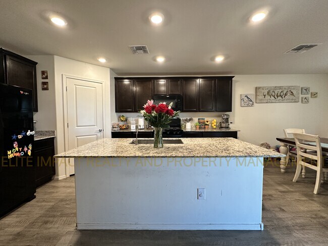 Building Photo - 6948 S Victor Dr