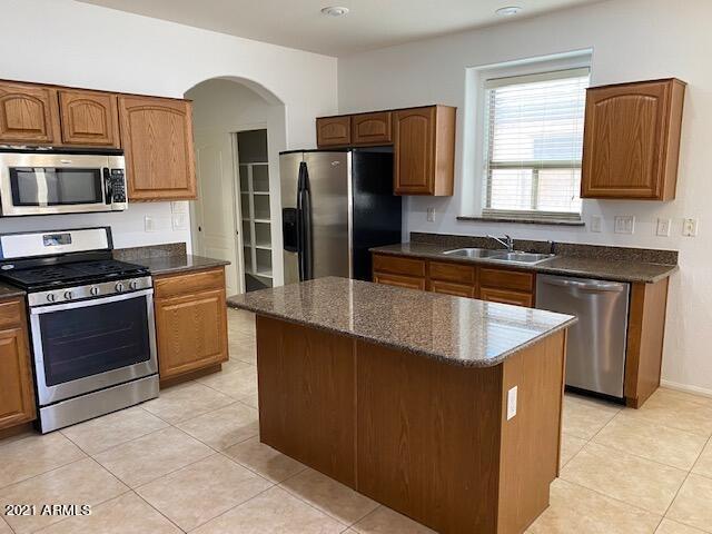 Building Photo - 40882 W Robbins Dr
